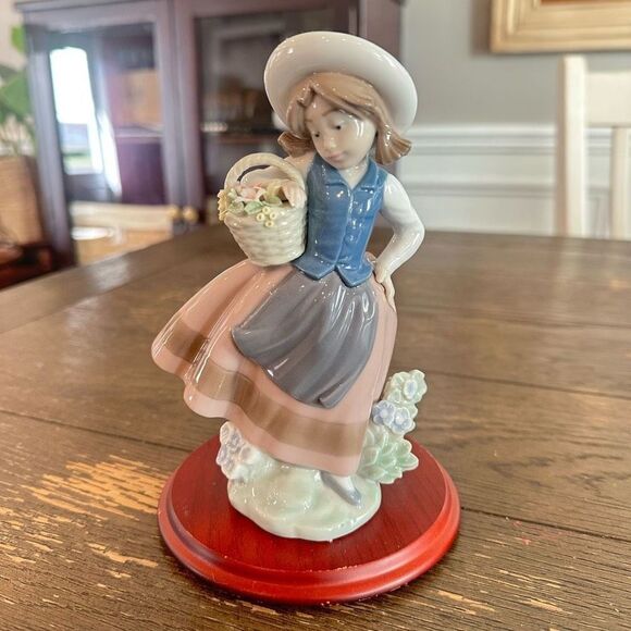 Lladro "Sweet Scent" #5221 Girl with Flower Basket Porcelain Figurine Daisa 1983 - Picture 2 of 8
